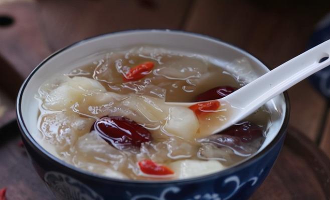 学会制作美味健康的冰糖银耳雪梨糖水（以银耳为主材料）