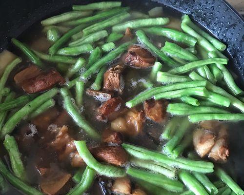 腌猪肉土豆烩豆角的美味做法（酸甜可口）