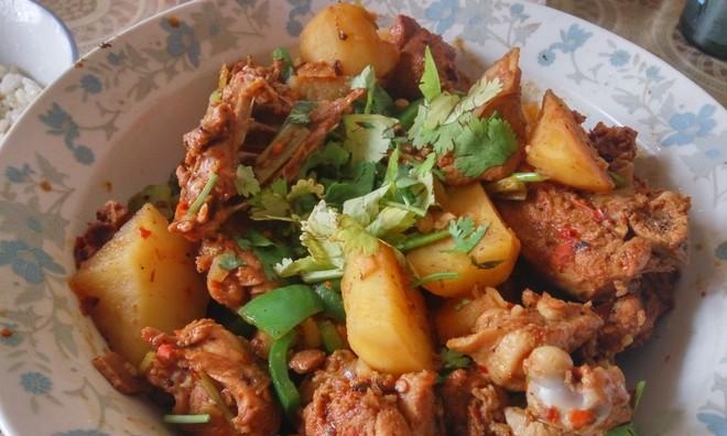 用鸭肉焖土豆，制作一道美味的家常菜（做法详细步骤）