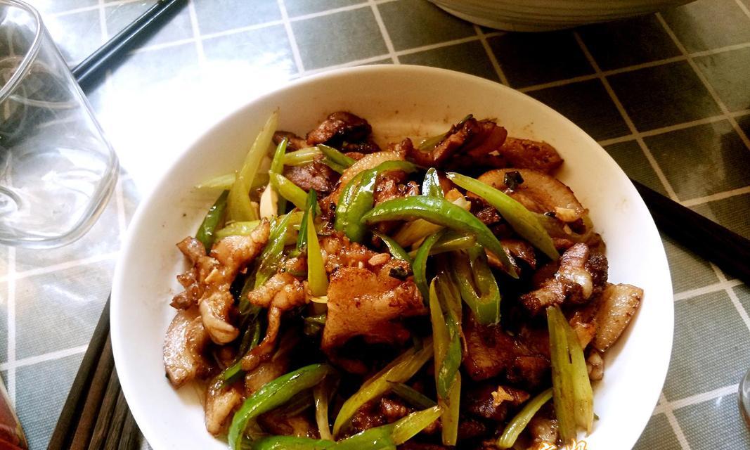 好吃又简单，香芹辣炒手撕菇（一道色香味俱佳的下饭菜）