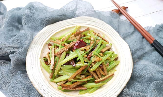 用香芹粉皮炒肉，做出美味佳肴（做法简单易学）