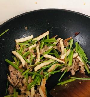 学会这道美食，让你成为家庭美食大厨（教你如何以香芹豆干炒肉丝）