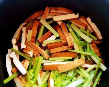 香芹茶干炒肉丝，打造美味佳肴（一道家常菜肴）