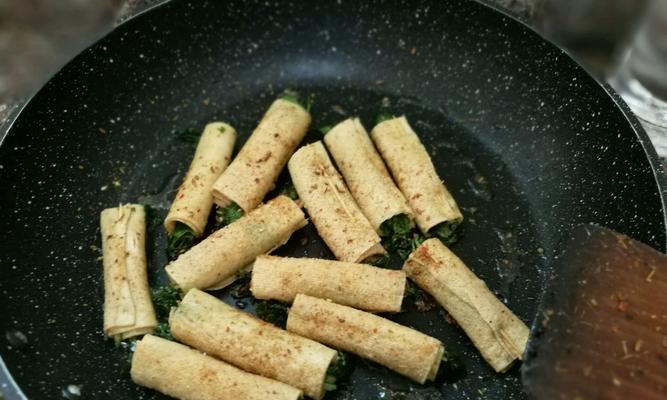 香卤豆皮卷的做法（美味可口的素食佳肴）