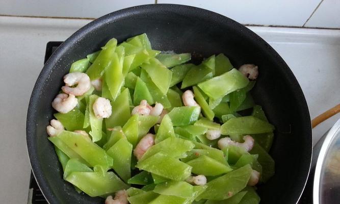 教你制作美味的虾仁肉丝紫薯面（营养丰富的紫薯面搭配鲜美的虾仁肉丝）