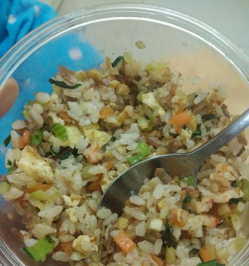 美味可口的虾仁牛肉炒饭（一道简单易学的烹饪佳品）