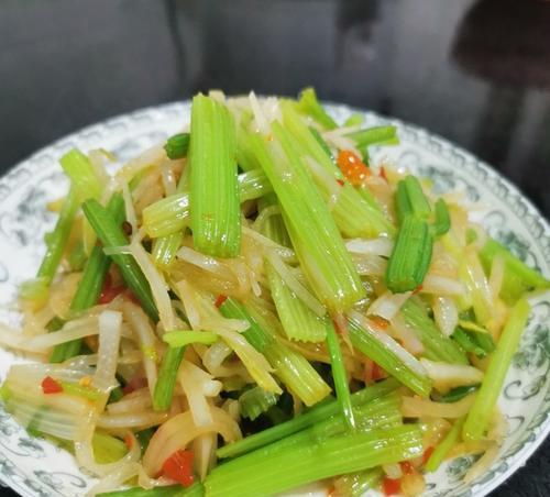 清爽美味虾皮芹菜拌法（家庭美食）