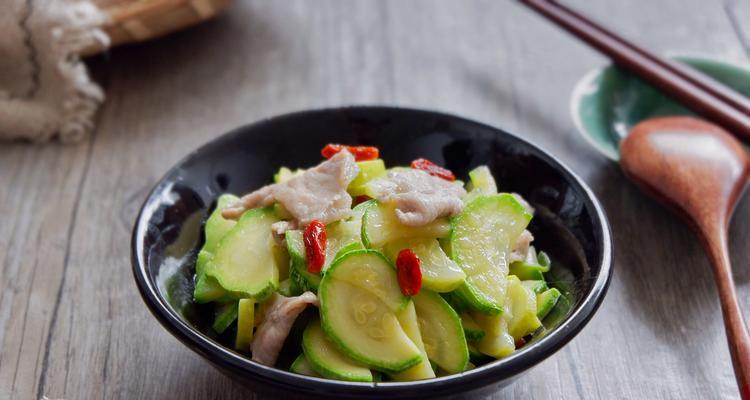 以莴苣蒜苗咸肉片为主的美食制作（家常美食）