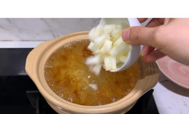 用冰糖牛奶炖桃胶，美味营养满分（学会这道菜肴）