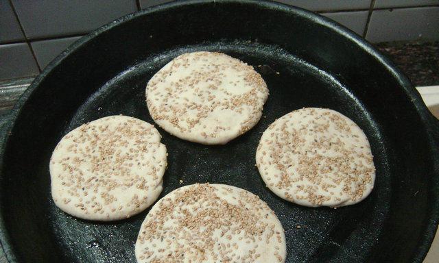 糖心芝麻饼，让你回味无穷（自制糖心芝麻饼的详细步骤和技巧）