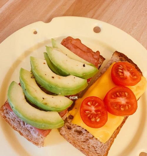 美味健康（用酸奶和番茄轻松制作一道营养丰富的佳肴）