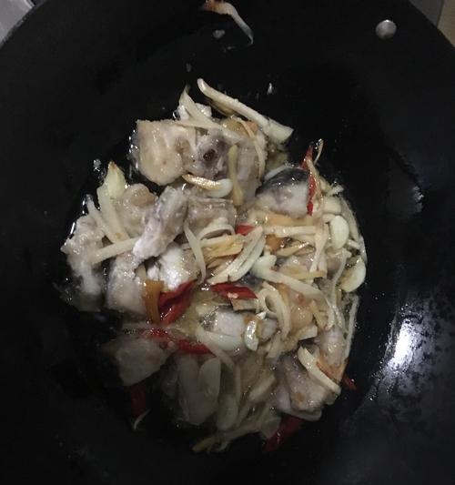 尝鲜酸辣甜鱼块（口感独特的美食体验）