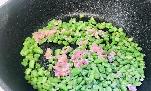 如何制作美味的酸黄瓜四季豆炒肉末（学习做酸黄瓜四季豆炒肉末）