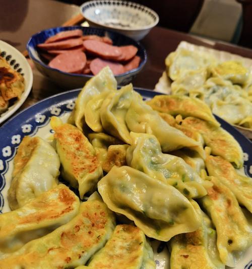 家庭美食-酸菜馅水煎饺的做法（酸菜+肉馅）