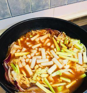 酸菜花生年糕卷的制作方法（以家常口味制作美味小吃）