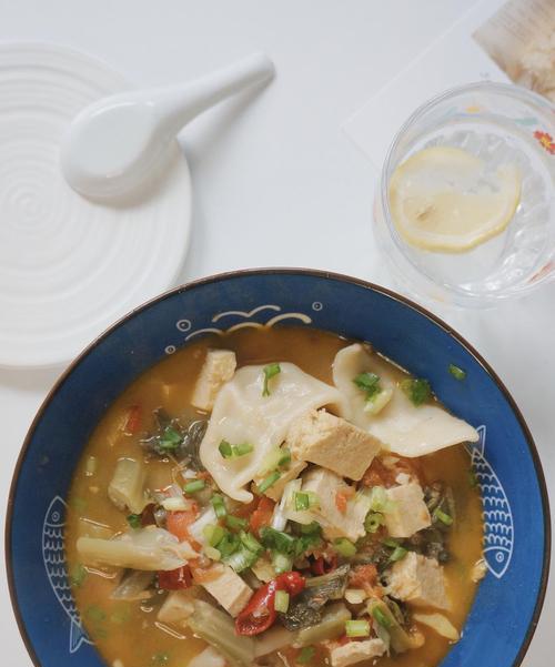 酸菜冻豆腐水饺的制作（以新鲜酸菜和豆腐为主要材料）