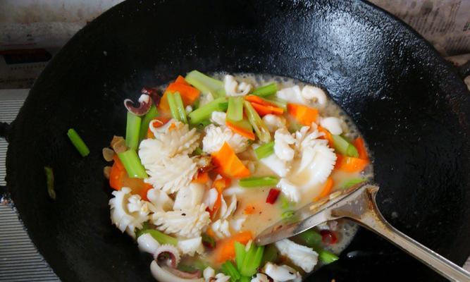 双椒墨鱼花的烹饪秘籍（口感丰富的海鲜佳肴）