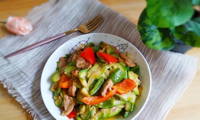 双椒炒咸鸭蛋的做法（超级简单的家常美食）