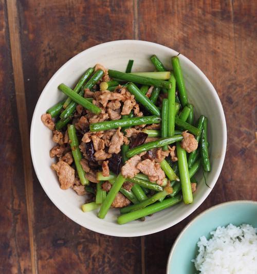 双椒炒蒜薹，健康美味一道菜（家常美食）