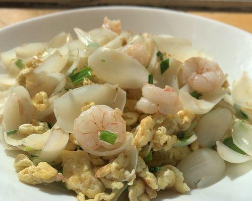 美味可口的山芹鸡蛋虾仁饺（学会制作口感丰富的美味小食品）