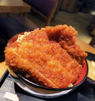 轻松做出美味日式猪排丼（手把手教你做出口感鲜美）