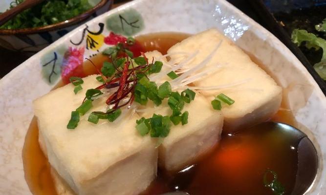 用日式风格制作美味炸豆腐（简单易学的做法让您在家也能享受道地日本美食）