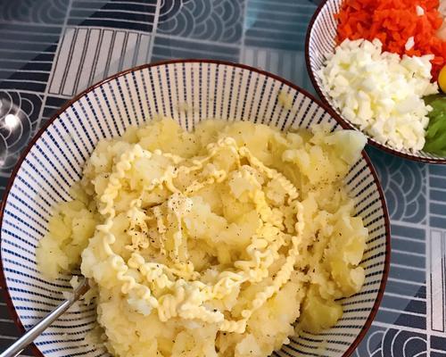 日式土豆泥沙拉的做法（用独特的调味料打造美味的沙拉）