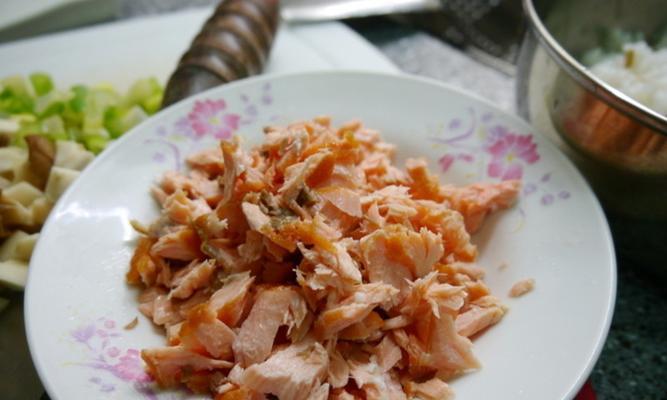 美味日式鲑鱼炒饭（教你如何制作一道美味的日式鲑鱼炒饭）