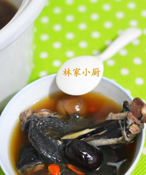 茶树菇红枣乌鸡汤怎么做？有哪些健康益处？